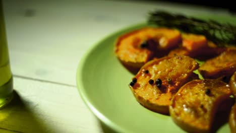 Rodaja-De-Calabaza-Al-Horno-Con-Hierbas-Y-Especias.-Plato-De-Verduras-Al-Horno