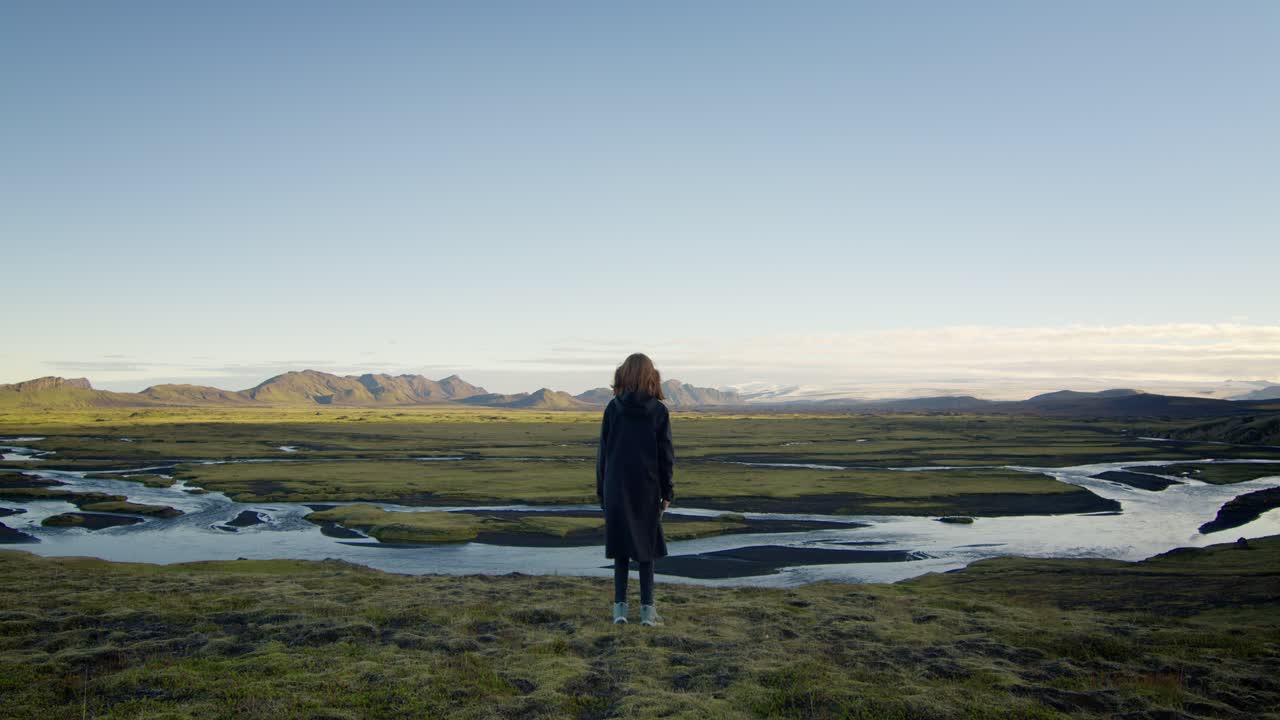 풍경 산을보고 어린 소녀와