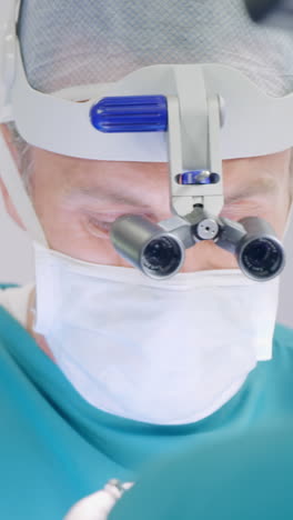equipo de cirugía operando a un paciente en una sala de operaciones