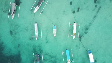 imágenes aéreas de drones en 4k: tranquila playa de la bahía de hongos, nusa lembongan, bali