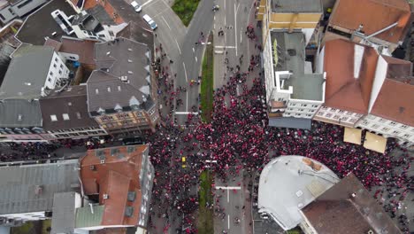 vista aérea de avión no tripulado: público y fanáticos del club de fútbol fck marchando a los bares de la ciudad vieja con cerveza