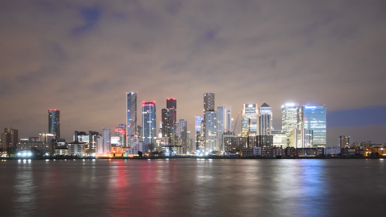 런던의 캐너리 와르프의 밤부터 낮까지의 시간 경과