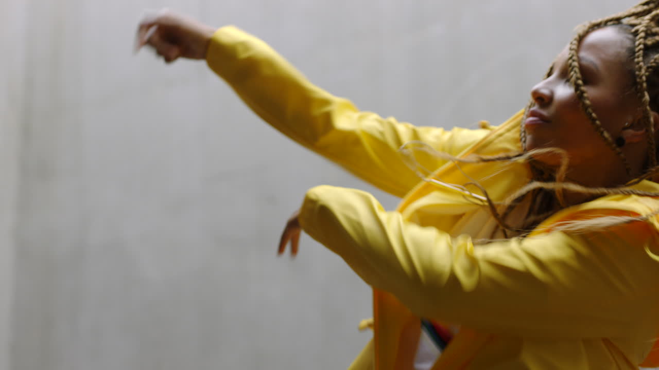 danza, música y libertad con una bailarina negra