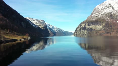 linda manhã de inverno em aurlandsfjord noruega - aérea perto da superfície do mar fora de undredal entre flam e gudvangen