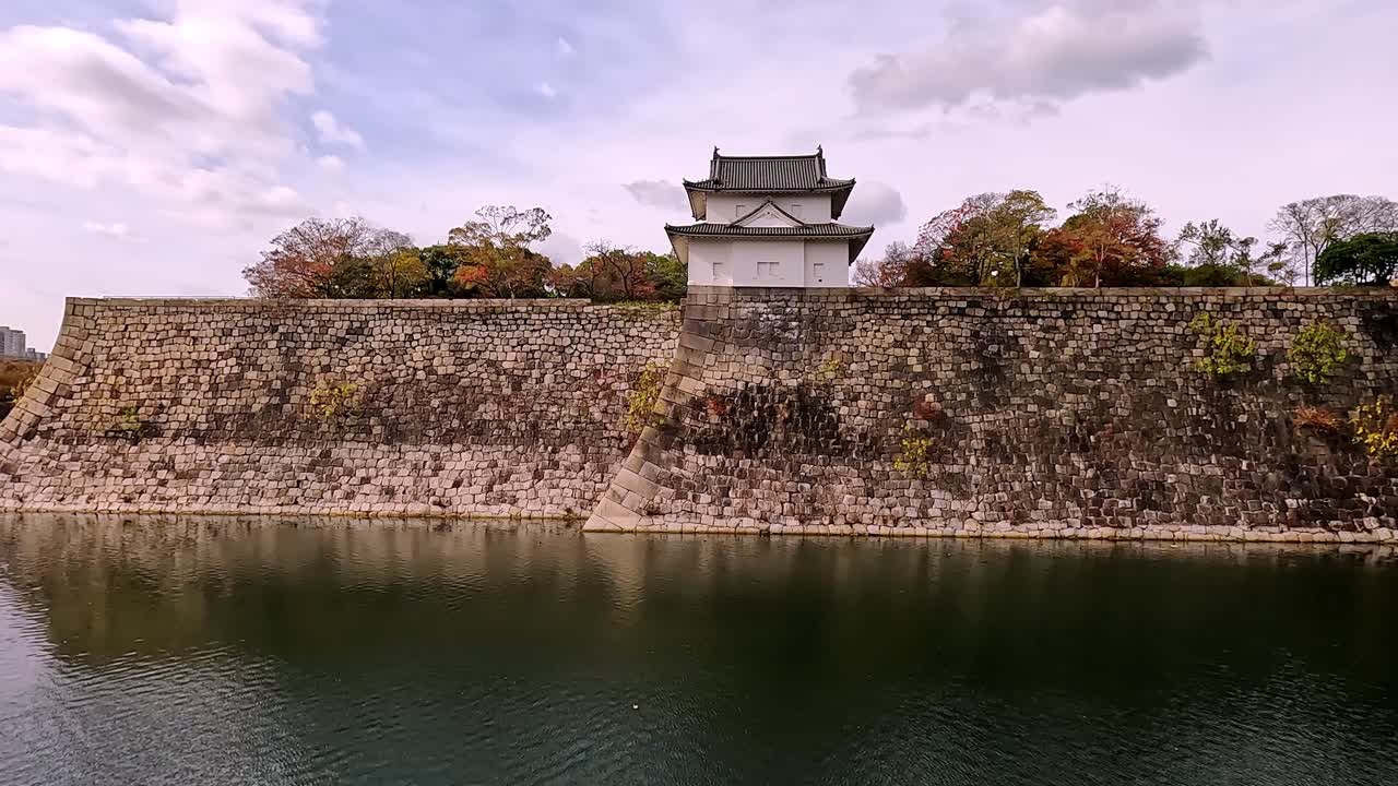 일본의 유명한 오사카 랜드마크인 오사카 성 해자와 방어벽 너머로 보이는 전망