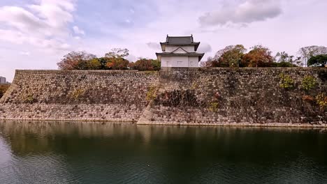 vista sobre el foso del castillo de osaka y las murallas de defensa famoso punto de referencia de osaka en japón