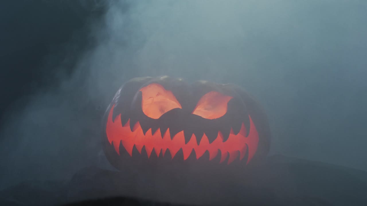 video de calabaza tallada de halloween con humo sobre fondo negro