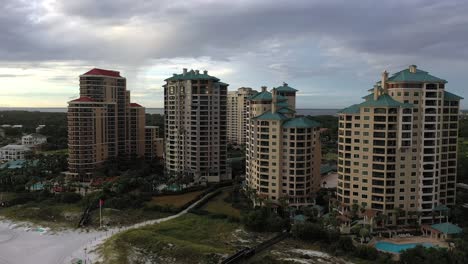 volando alrededor de los grandes resorts en la playa de san destin florida