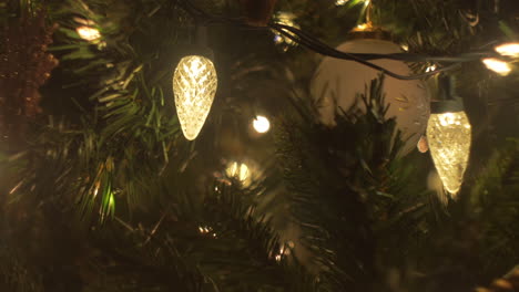 luces y adornos de árbol de navidad, movimiento deslizante, macro, bokeh, de izquierda a derecha