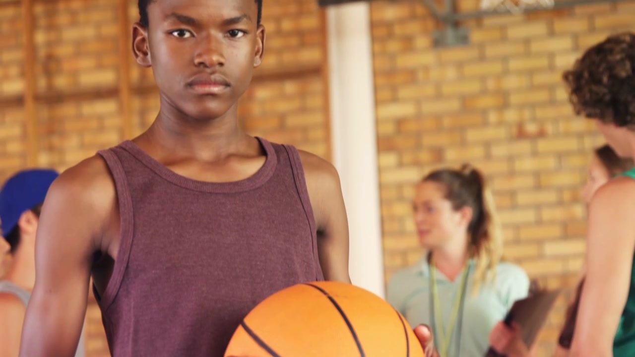 Kamera trækker sig tilbage, ung mandlig spiller holder basketball, binært overlay sporer bolden til coaching