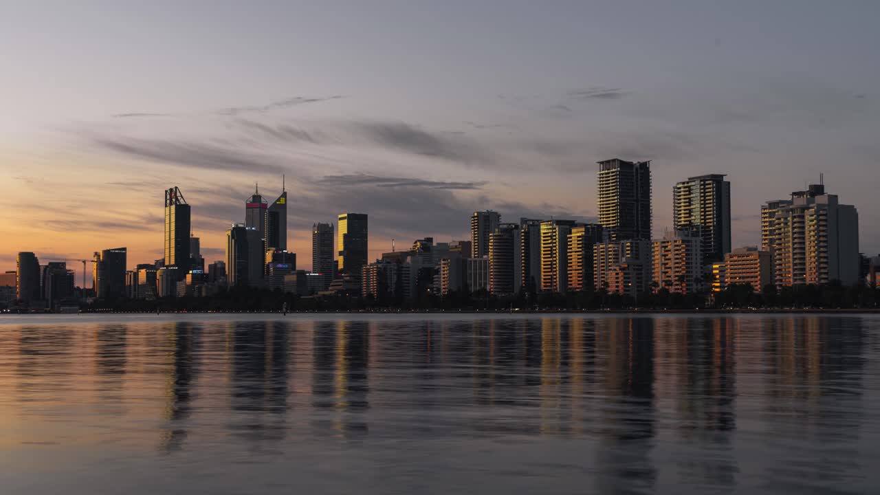 Timelapse do pôr do sol na cidade de Perth, junto ao Rio Swan, com céu colorido e luz ambiente em mudança.