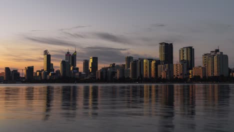 Timelapse-De-La-Puesta-De-Sol-De-La-Ciudad-De-Perth-Junto-Al-Río-Swan-Con-Cielo-Colorido-Y-Luz-Ambiental-Cambiante