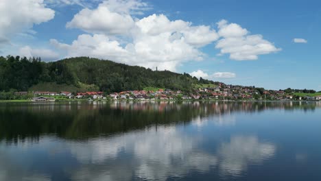 Hopfensee-See-Und-Stadt-Hopfenfen-Schwaben-Bayern-Deutschland-Low-Angle-Drone-Luftaufnahme