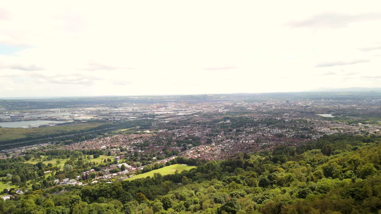 북아일랜드의 케이브힐에서 촬영된 벨파스트의 공중 촬영.