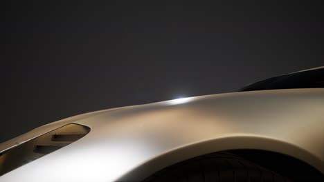 coche deportivo de lujo en un estudio oscuro con luces brillantes