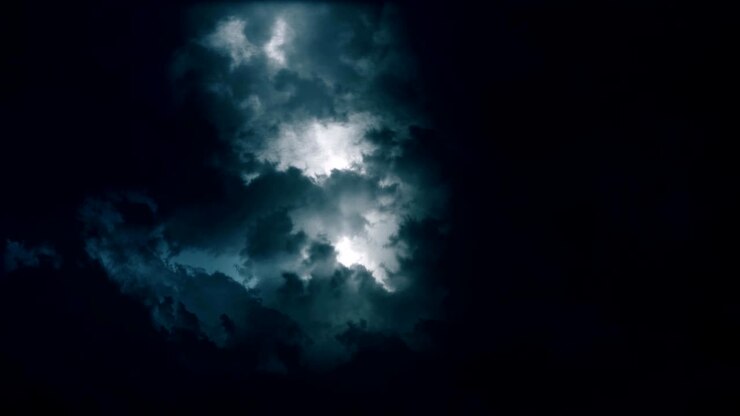 Temporale epico con nuvole in movimento di notte e fulmini in loop continuo