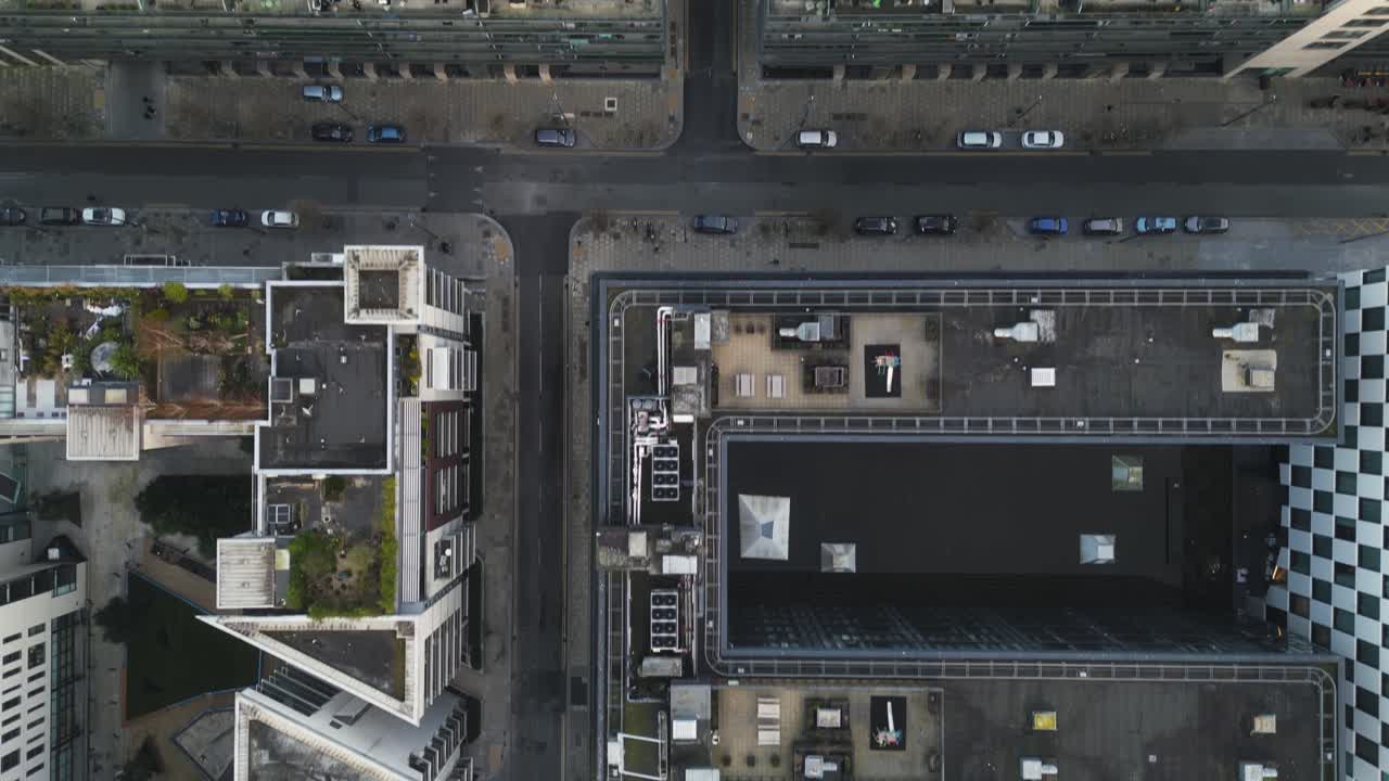 Uma vista aérea de cima de um bloco urbano moderno com arquitetura contemporânea e designs de edifícios geométricos. Destaca vários edifícios com telhados planos - Docklands, Dublin, Irlanda