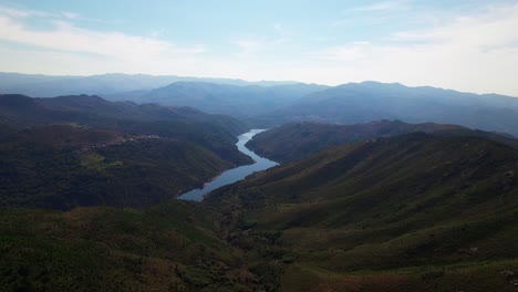 Valle-De-Montaña-Y-Colinas-En-Portugal