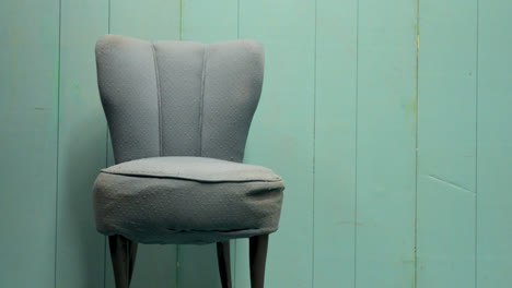 una vieja silla verde en una habitación verde
