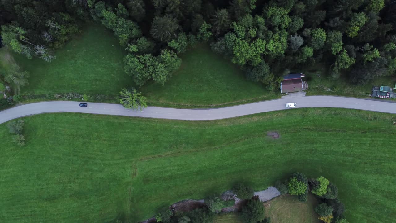 들판 4k 사이의 산악 도로의 공중 하향식 드론 보기