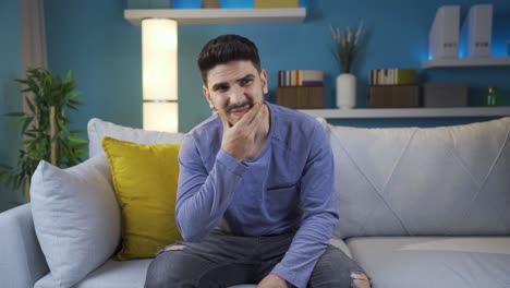 un joven deprimido pensativo en su casa.