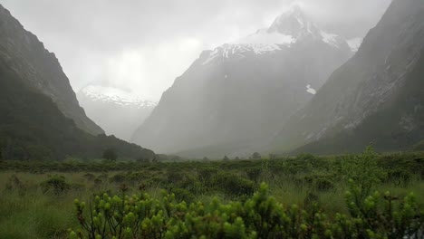 revelando montanhas cobertas de neve