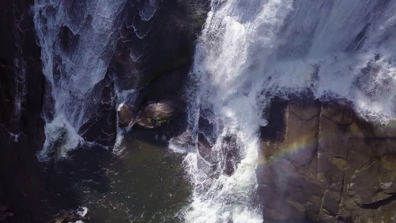 volando sobre cascadas en el parque estatal dupont en carolina del norte