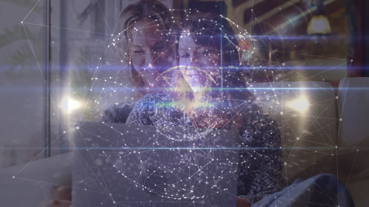 animación del globo con una red de conexiones sobre mujeres que usan computadoras portátiles