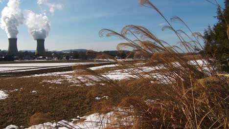 el humo se eleva desde la planta de energía nuclear en three mile island pensilvania con campos agrícolas en primer plano 1