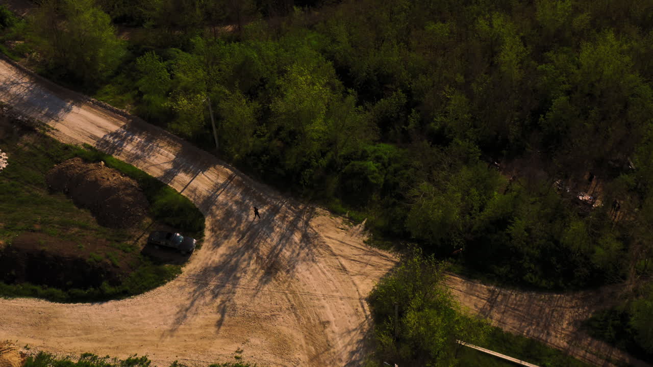corredor corriendo en ruta en el campo