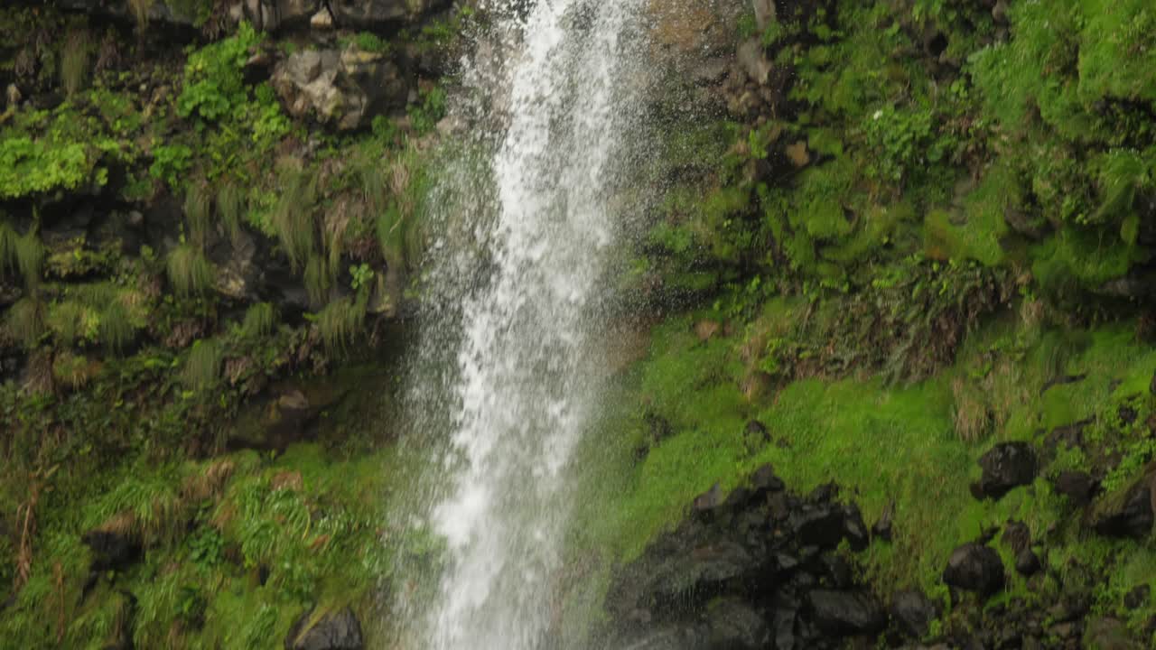tiro de una cascada en azores