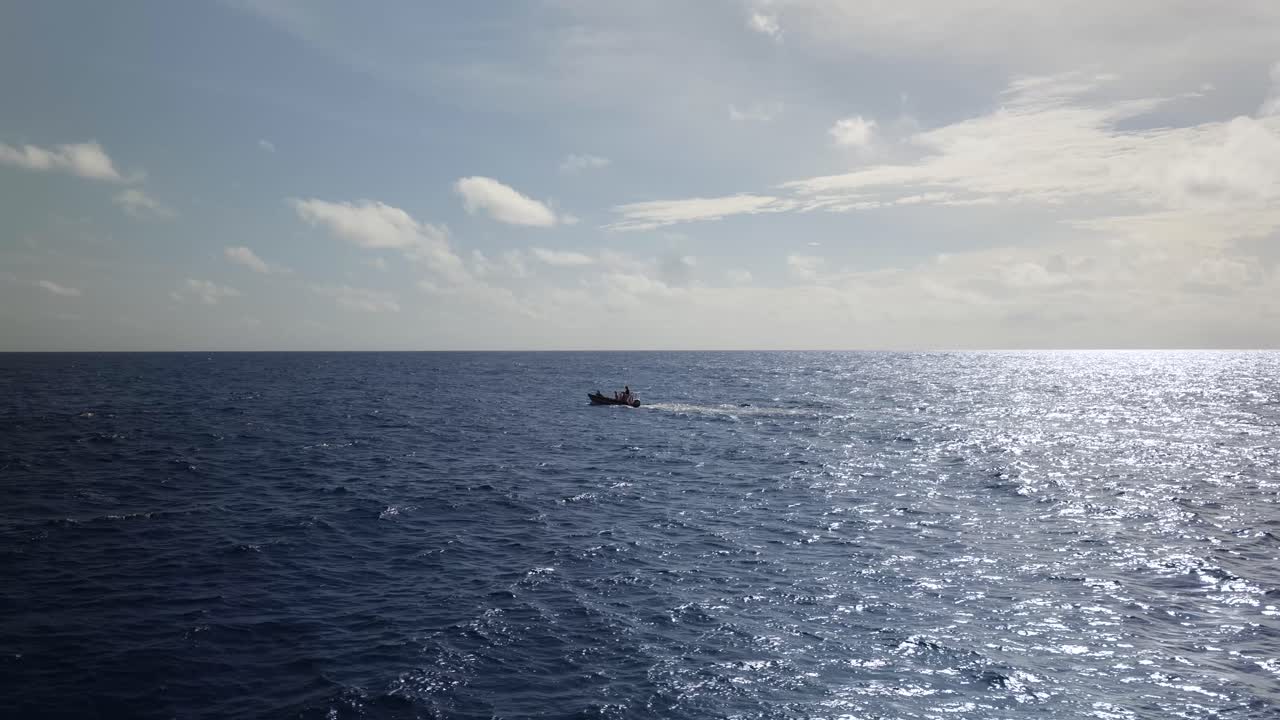 4k의 탁 트인 바다에 반사되는 햇빛 속에서 운전하는 모터보트