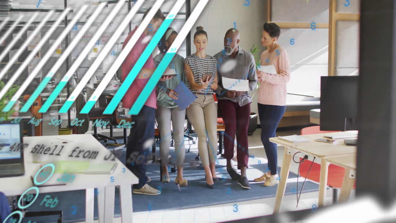 animación del procesamiento de datos sobre diversas personas de negocios hablando en la oficina