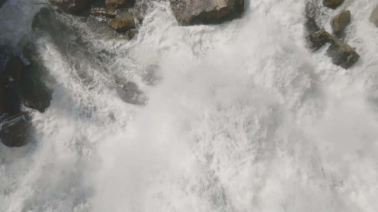 오 사운드 (owen sound) 에 있는 맹렬한 폭포, 캐나다, 구름이 가득한 날 에 공중 에서 찍은 사진