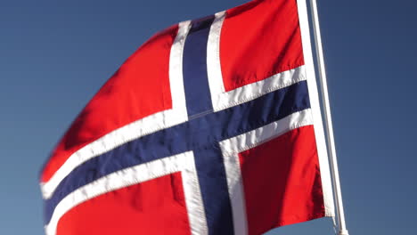 la bandera noruega ondeando en el aire