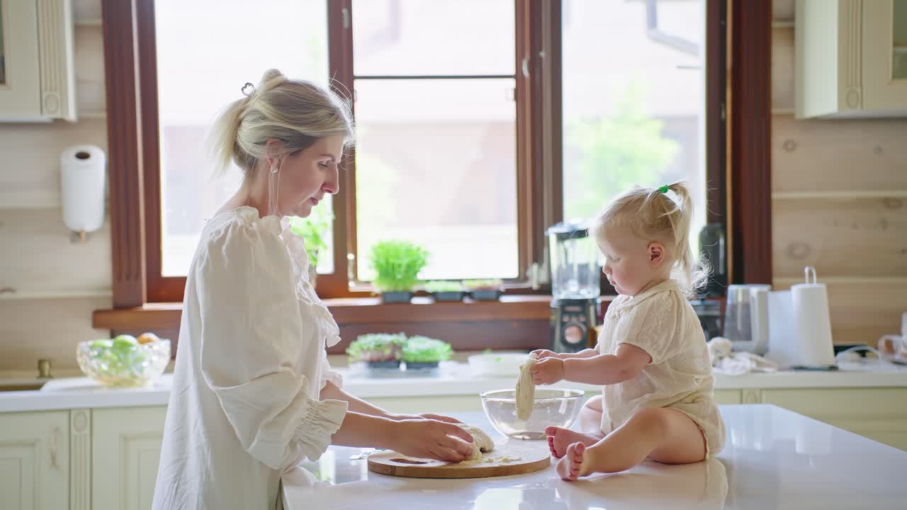 어머니 와 딸 이 함께 베이킹 하고 있다