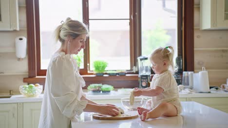 madre e hija horneando juntas