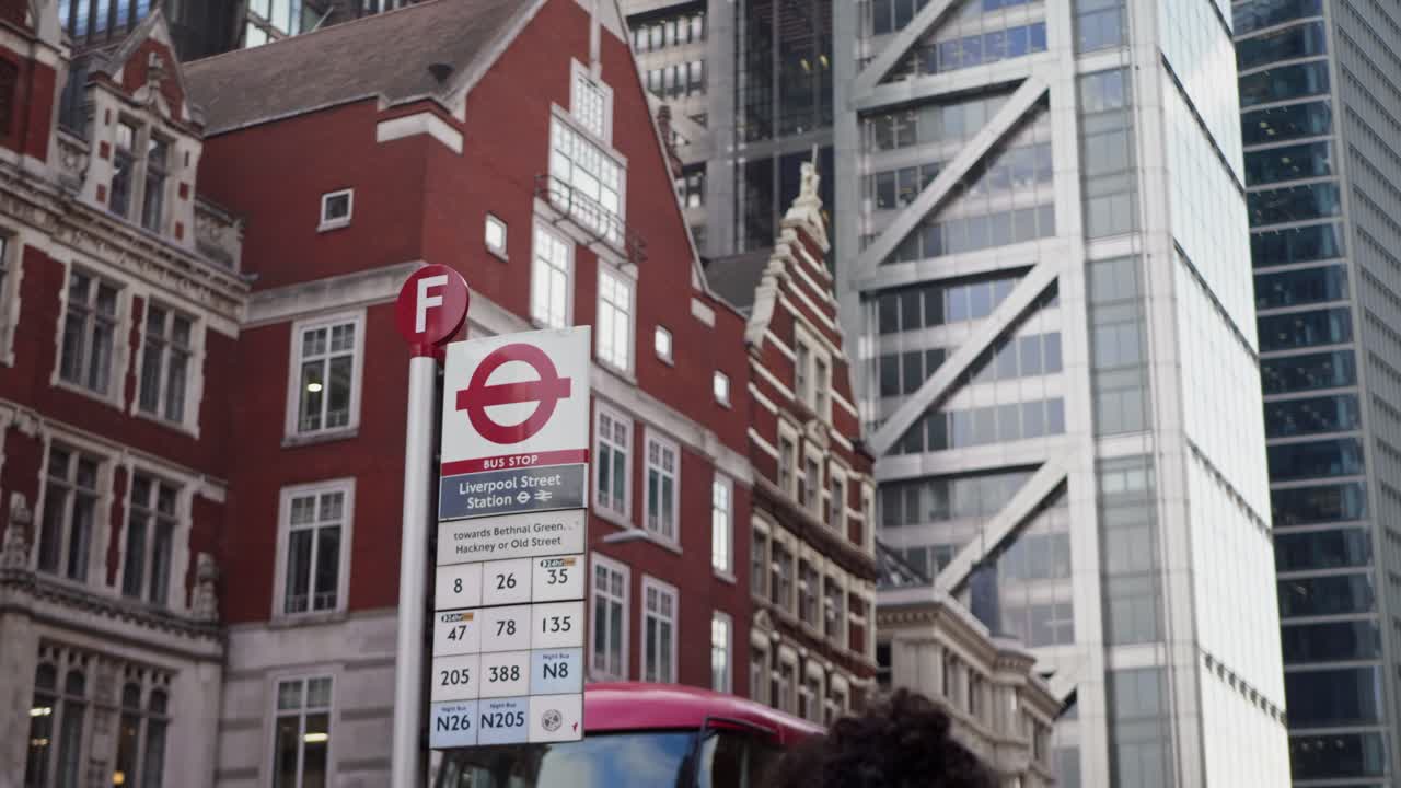 vista de bajo ángulo en la parada de autobús y el autobús próximo