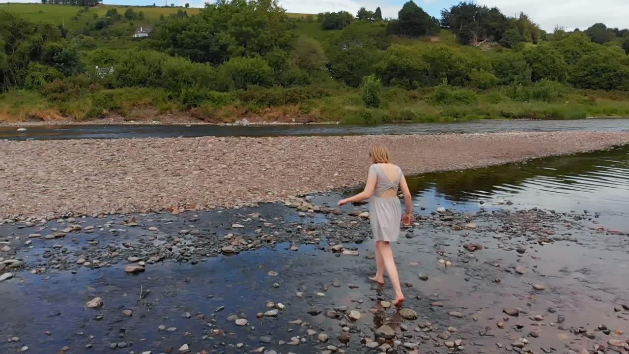 강변 근처에서  ⁇ 고 있는 여자 4k