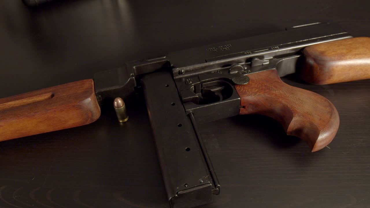 panorámica sobre la ametralladora de la segunda guerra mundial con