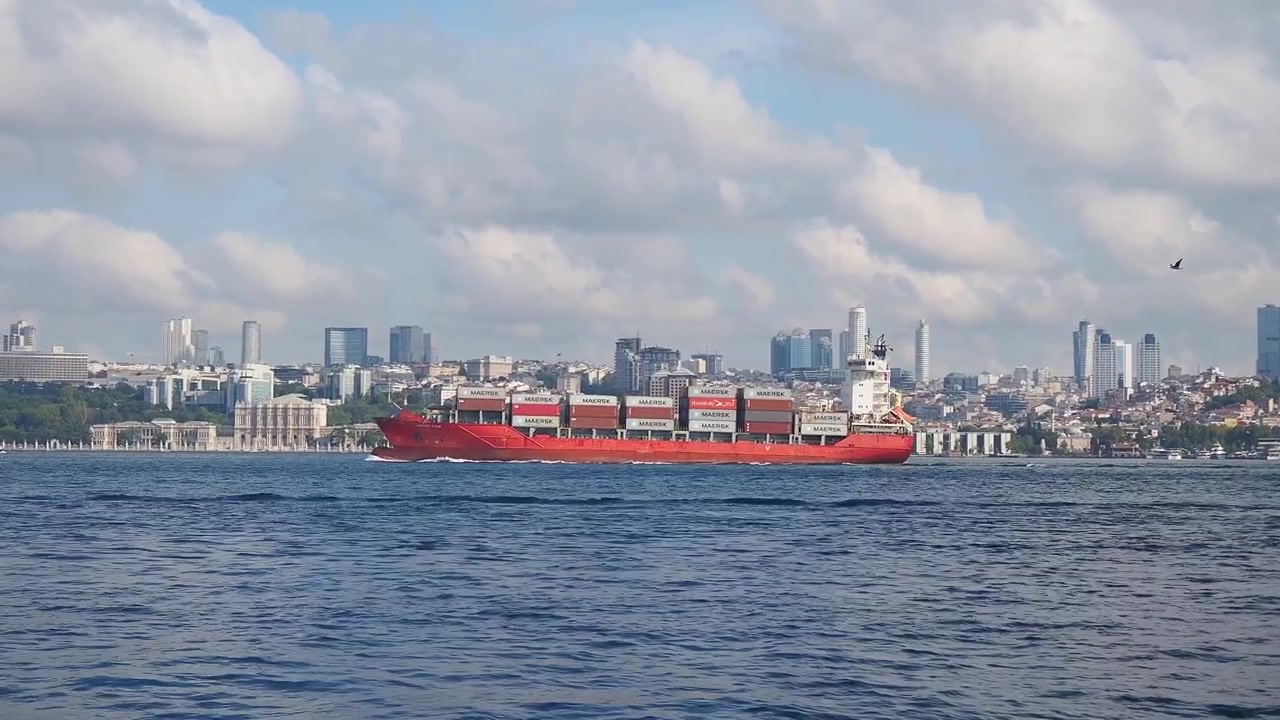 Stort containerskip som seiler forbi Istanbuls bysilhuett