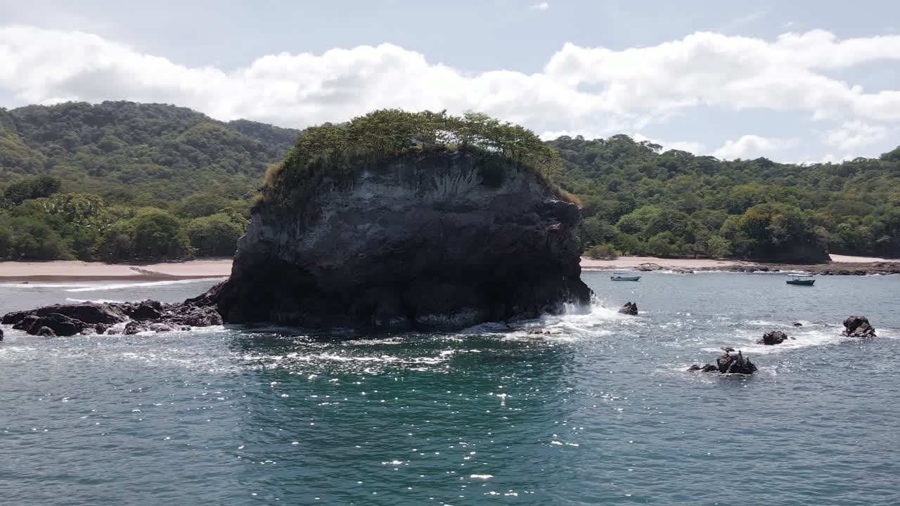 círculo aéreo alrededor de una hermosa isla frente a la costa de la playa real