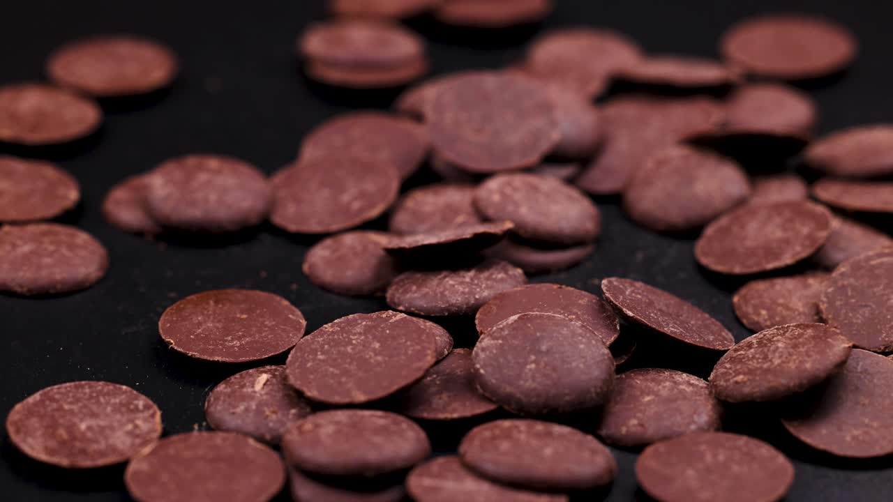 초콜릿 조각이 떨어지고 표면에 어집니다.