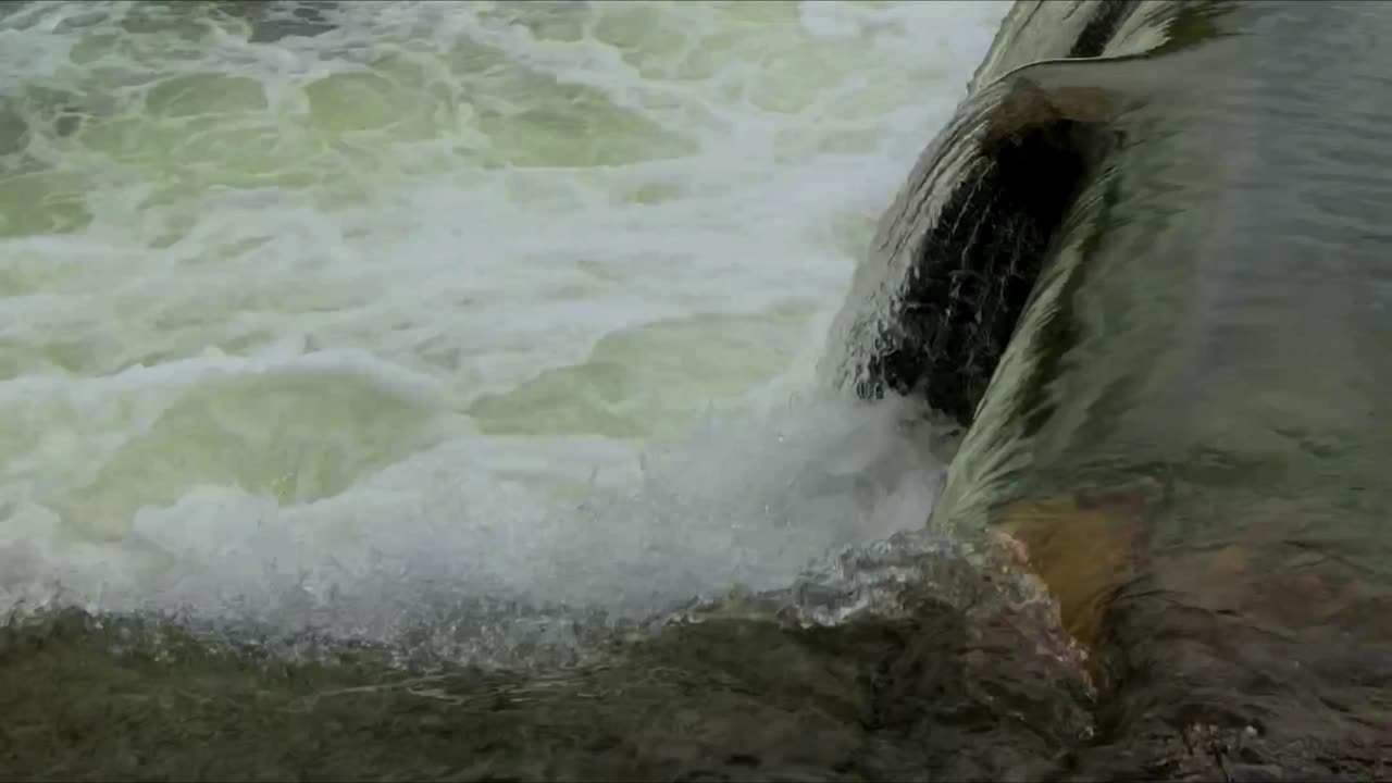 이 방수로 강 댐은 물의 힘을 대량으로 보여줍니다