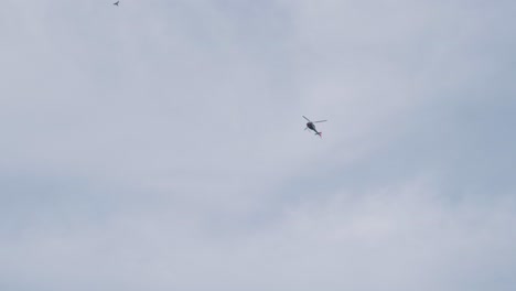 Vorbeifliegender-Hubschrauber-über-Dem-Himmel