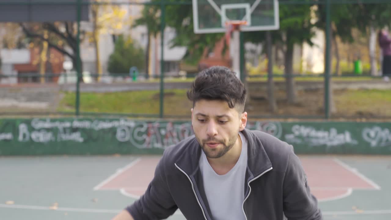 el joven decidido y ambicioso tiene éxito.