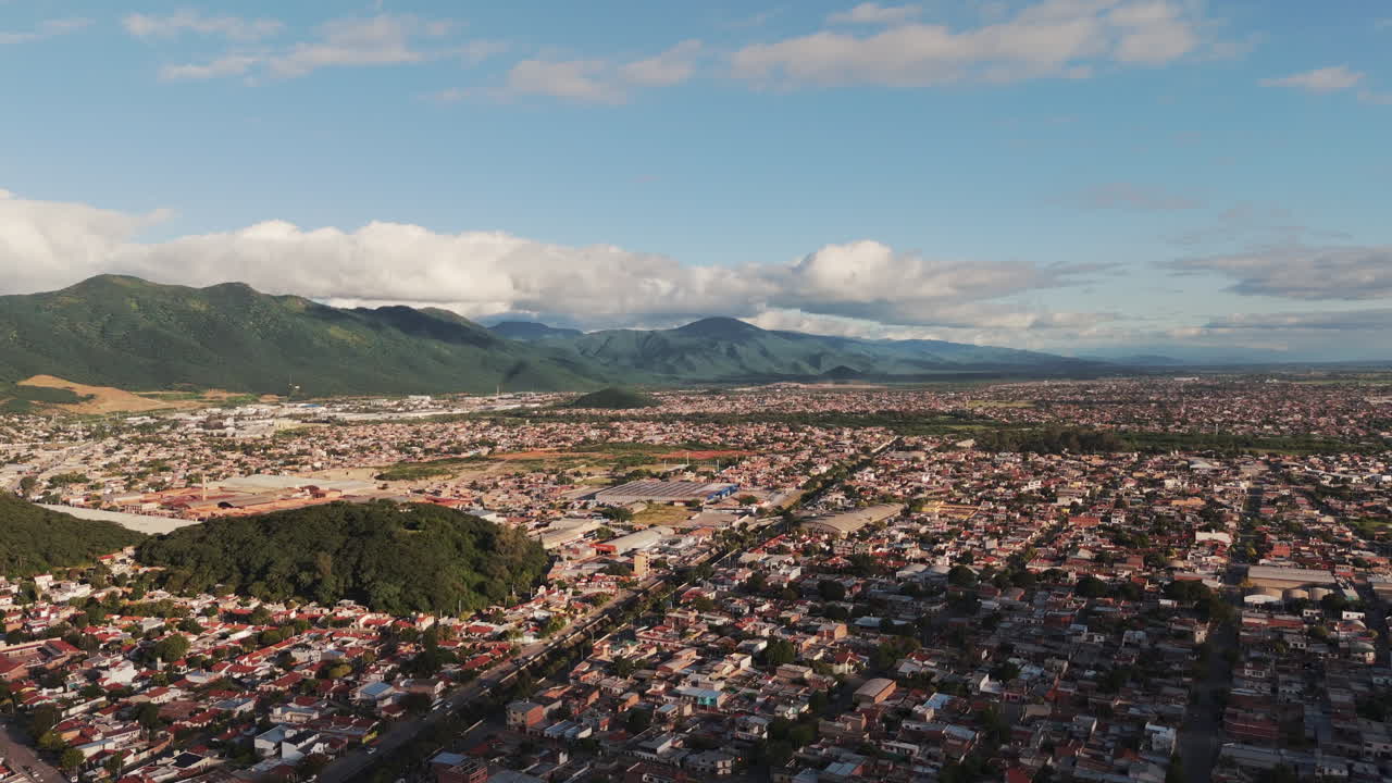 drone vuela sobre la hermosa ciudad de salta, argentina en una cálida puesta de sol