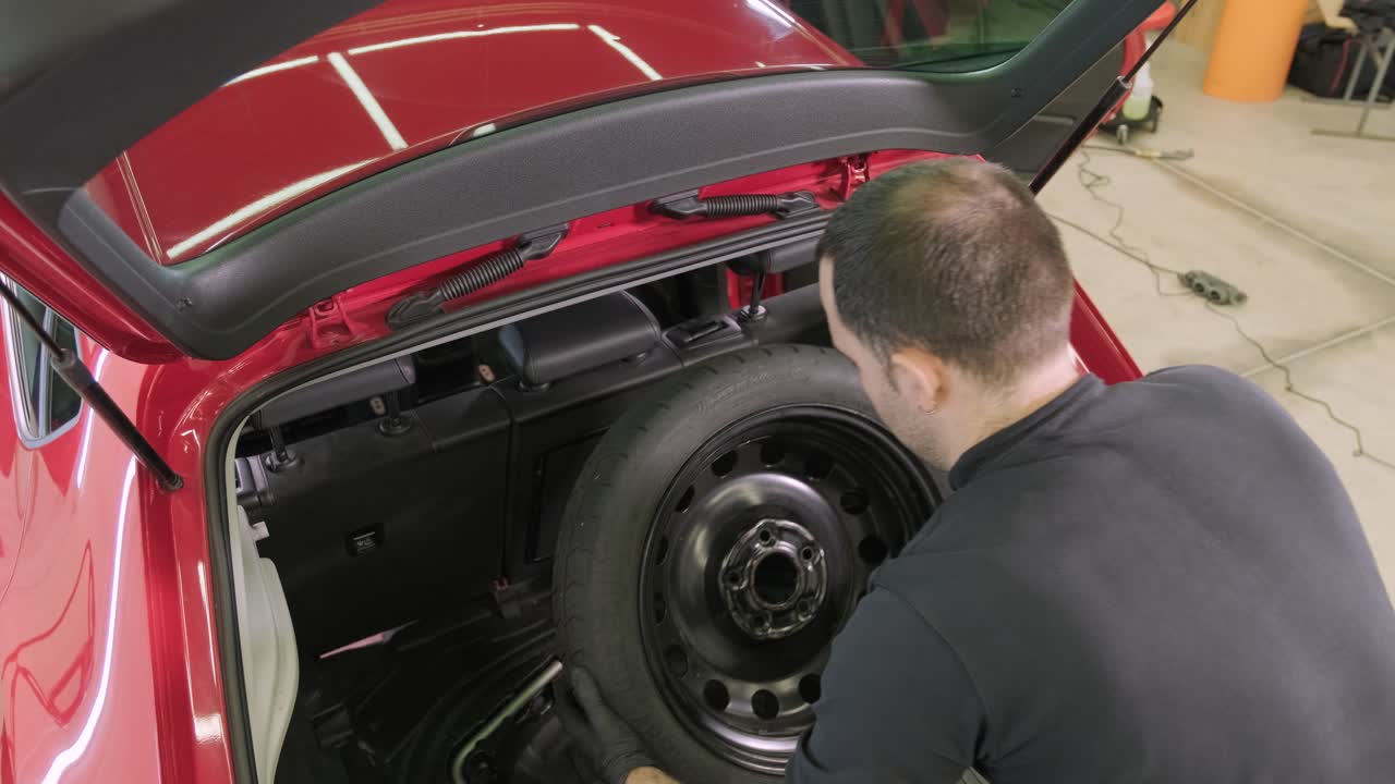 전문적인 자동차 청소. 샤워. 의 건조 청소 및 세부 사항. 바디의 깊은 청소, 좌석 청소. 자동차 세탁에서 거품을 는. 먼지에서 자동차 패널을 청소하는. 진공청소기