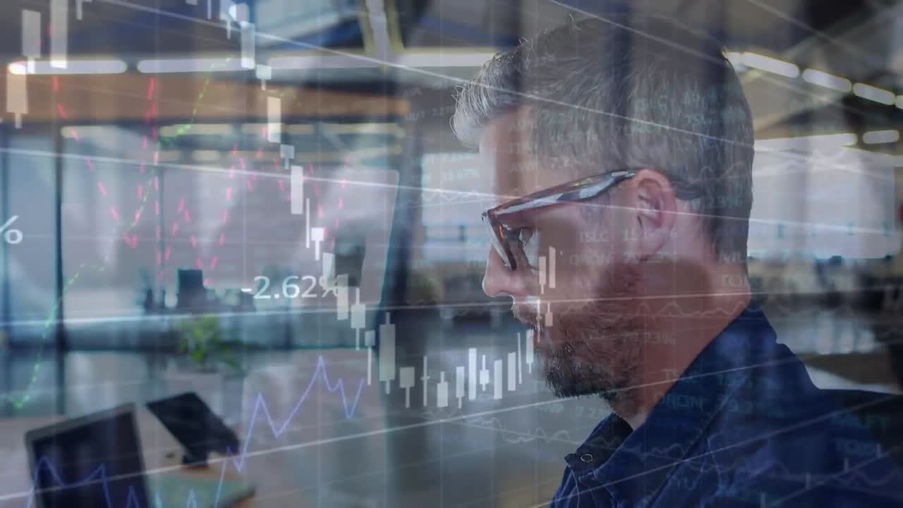 Animation af finansiel databehandling over en forretningsmand, der bruger et kamera.