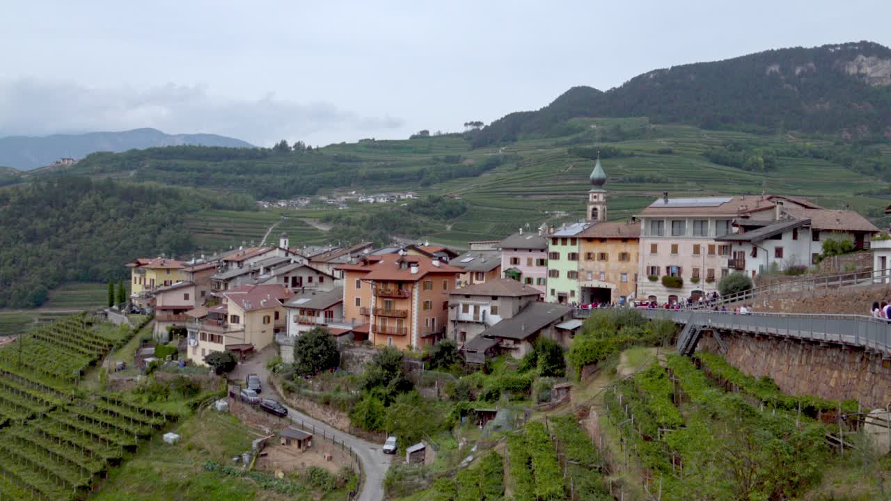 Borgo Pittoresco nelle Alpi Italiane